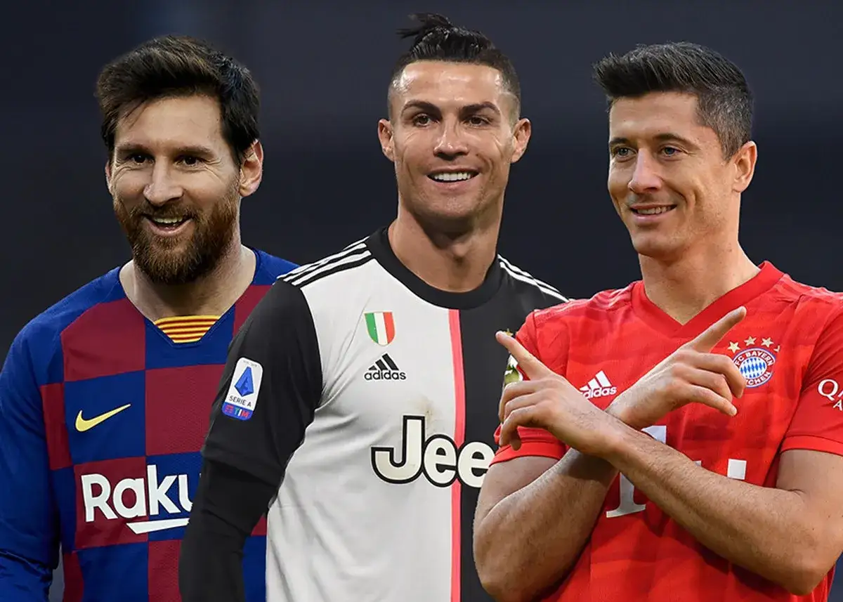 Trzech znanych piłkarzy: Messi w barwach Barcelony, Cristiano Ronaldo w koszulce Juventusu i Lewandowski w stroju Bayernu Monachium.