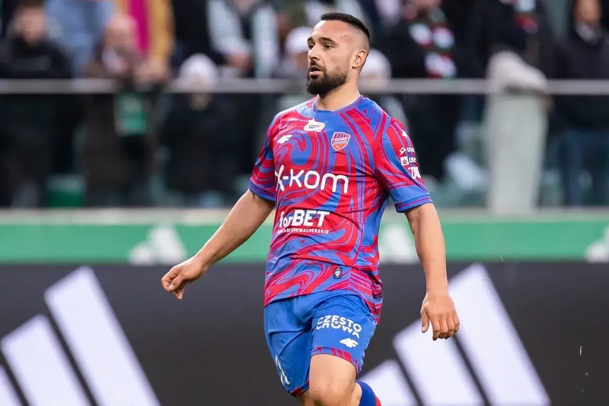 Piłkarz Rakowa Częstochowa w akcji przeciwko Cracovii.