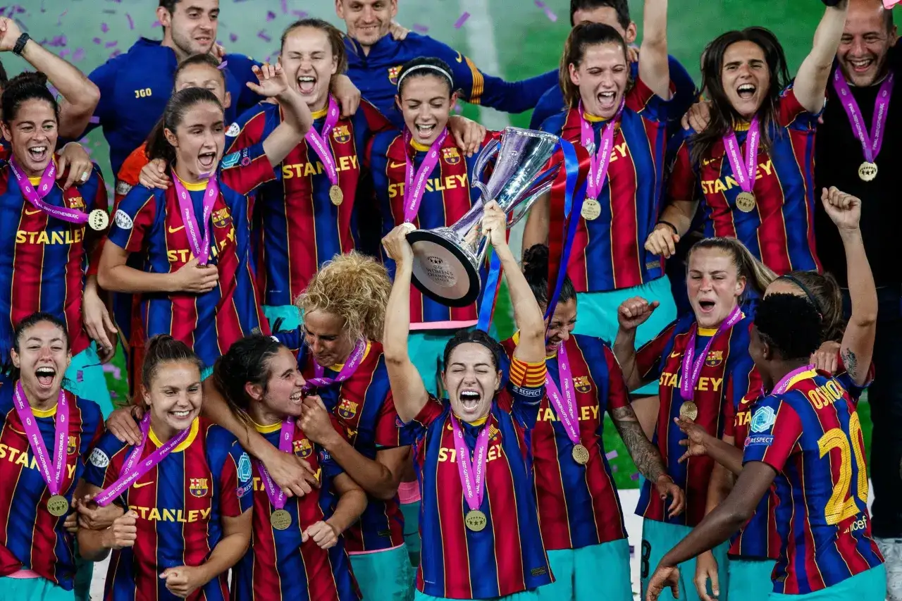 Piłkarki Barcelony świętują zdobycie Ligi Mistrzyń! To ich drugie trofeum, co pokazuje, ile Barcelona ma Ligi Mistrz&oacute;w w kobiecej piłce.