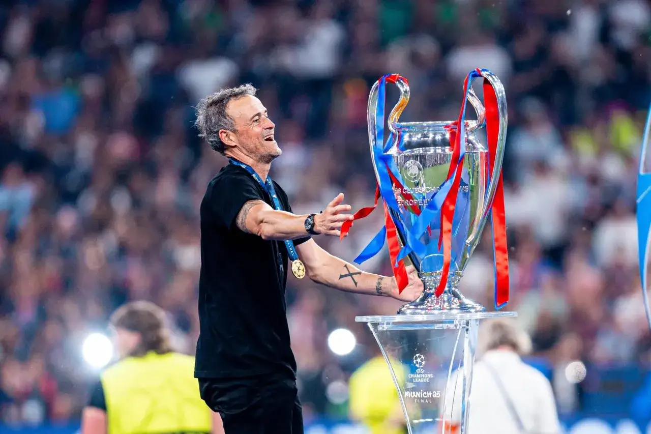 Trener Luis Enrique cieszy się z pucharu Ligi Mistrzów. Warto sprawdzić, o której mecz ligi mistrzów, by zobaczyć takie emocje!