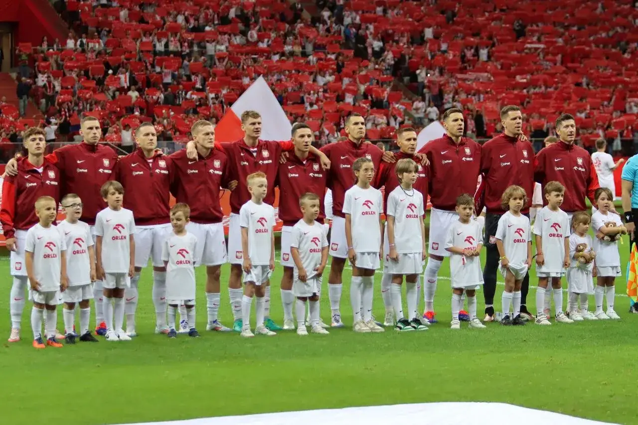 Reprezentacja Polski w piłce nożnej mężczyzn i reprezentacja Szkocji w piłce nożnej mężczyzn przed meczem.
