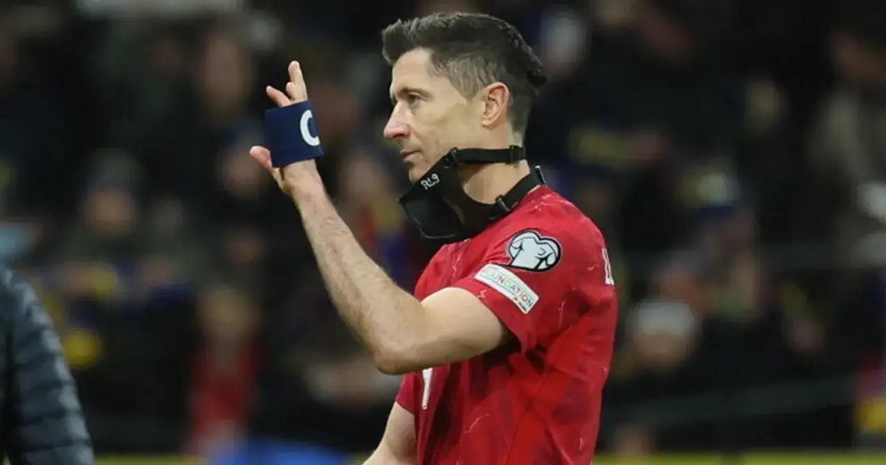 Robert Lewandowski, kapitan kadry, pokazuje gest.