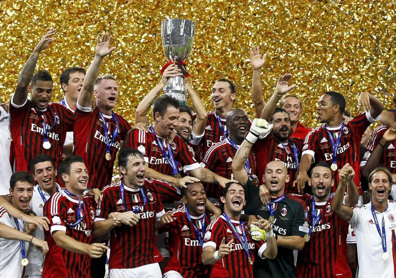 Piłkarze Milanu świętują z pucharem, przypominając, ile razy AC Milan wygrał Ligę Mistrz&oacute;w.