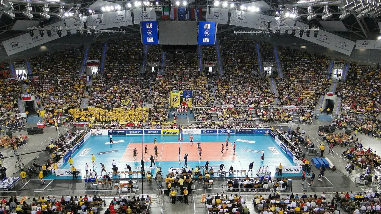 Widok na pełną trybunę Atlas Arena podczas meczu siatkówki. Tysiące kibiców w żółtych barwach tworzy gorącą atmosferę.