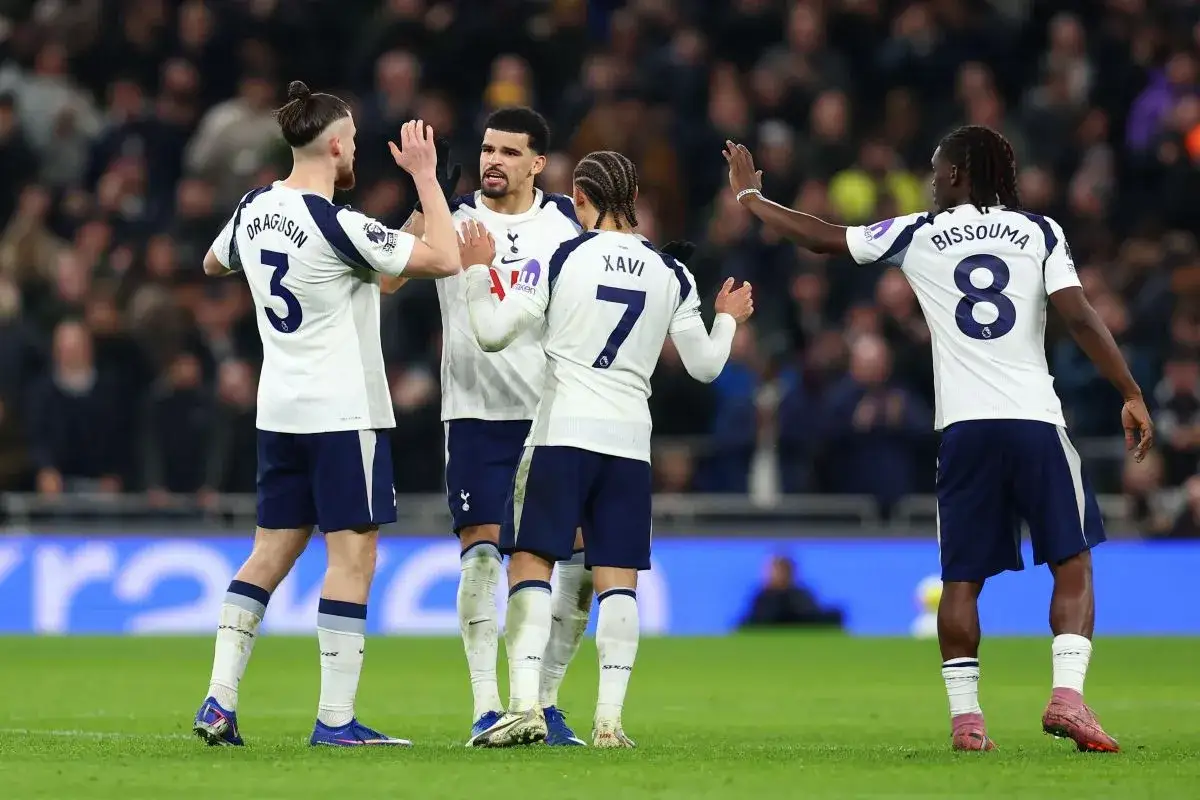 Piłkarze Tottenhamu, w tym Bissouma (8) i Xavi (7), świętują na boisku. To może być symbol udanych tottenham transfery.