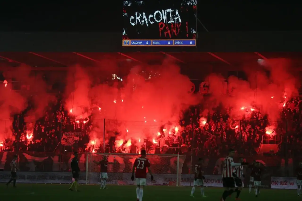 Intensywna atmosfera na stadionie, kibice odpalają race. To pokazuje, co to są derby w piłce nożnej – emocje, pasja i rywalizacja.
