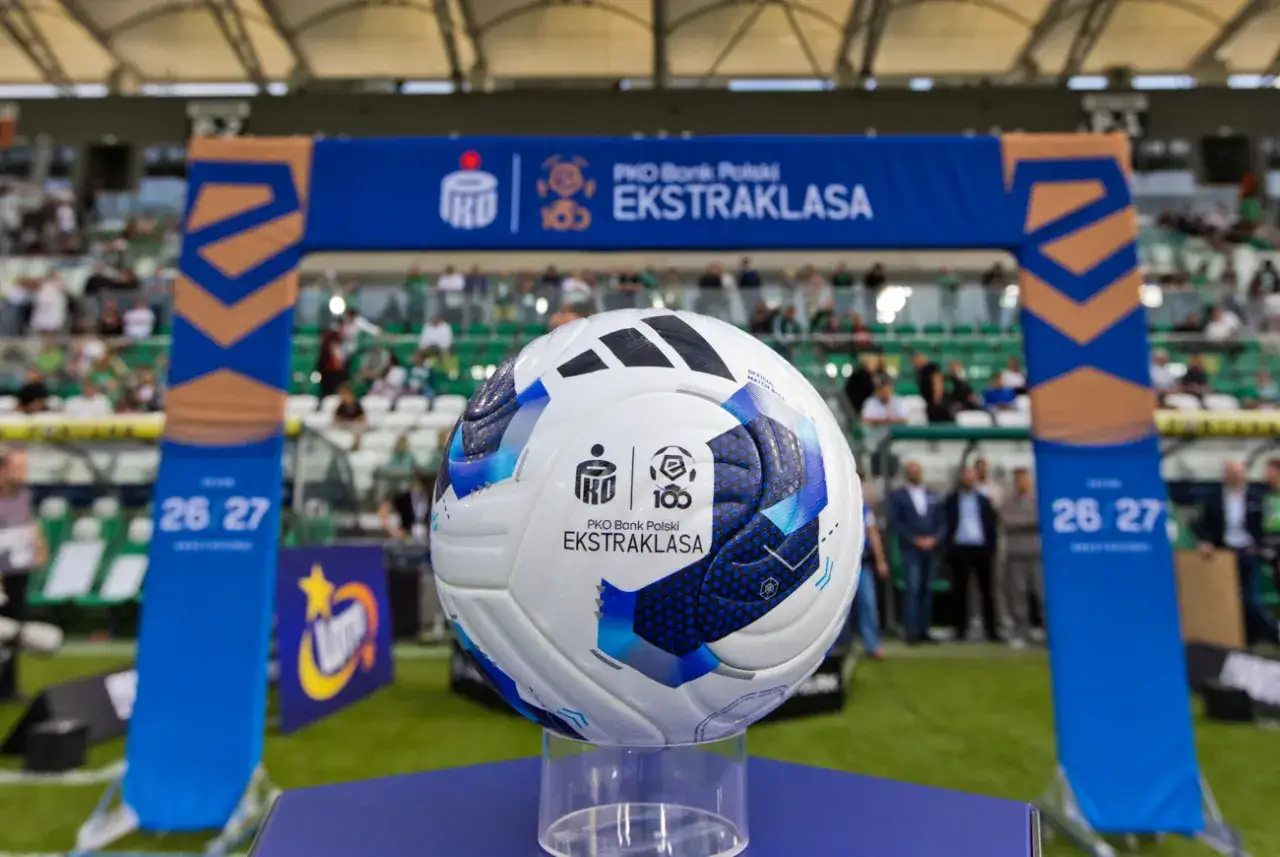 Piłka PKO Bank Polski Ekstraklasa na tle stadionu. Zastanawiasz się, ile kosztuje Canal+?