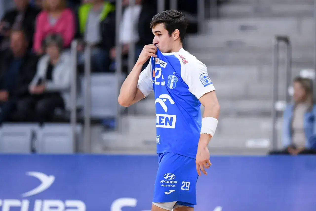 Piłkarz ręczny w niebieskim stroju z numerem 29. Chcesz wiedzieć, gdzie oglądać Liga Mistrzów?