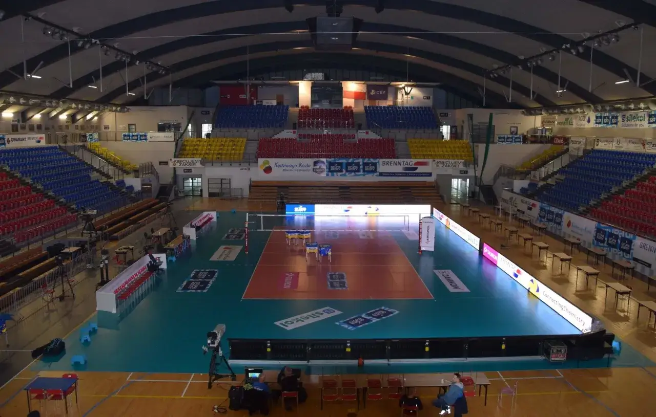 Pusta hala sportowa z trybunami w barwach ZAKSY, gotowa na kolejne emocjonujące zaksa mecze.