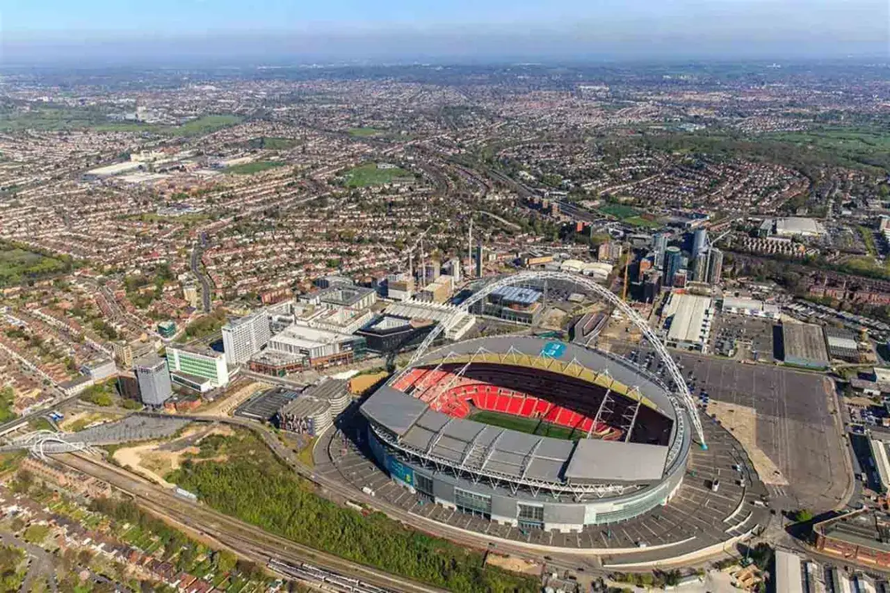 Stadion Wembley, gdzie kiedyś euro piłka nożna, otoczony przez londyńskie przedmieścia.