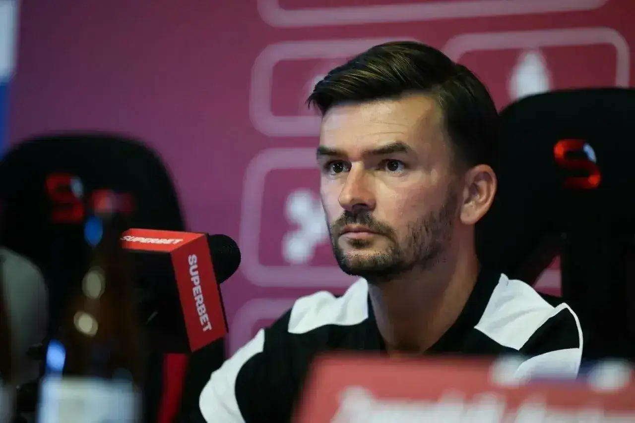 Twarz trenera Górnika Zabrze, skupionego podczas konferencji prasowej.