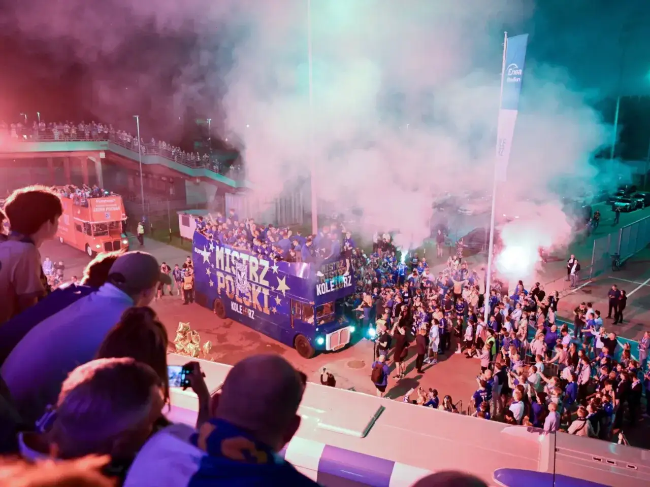 Kolejorz świętuje jako mistrz Polski ekstraklasa! Tłumy kibiców, dym z rac i autokar z drużyną wznoszą się ku niebu.