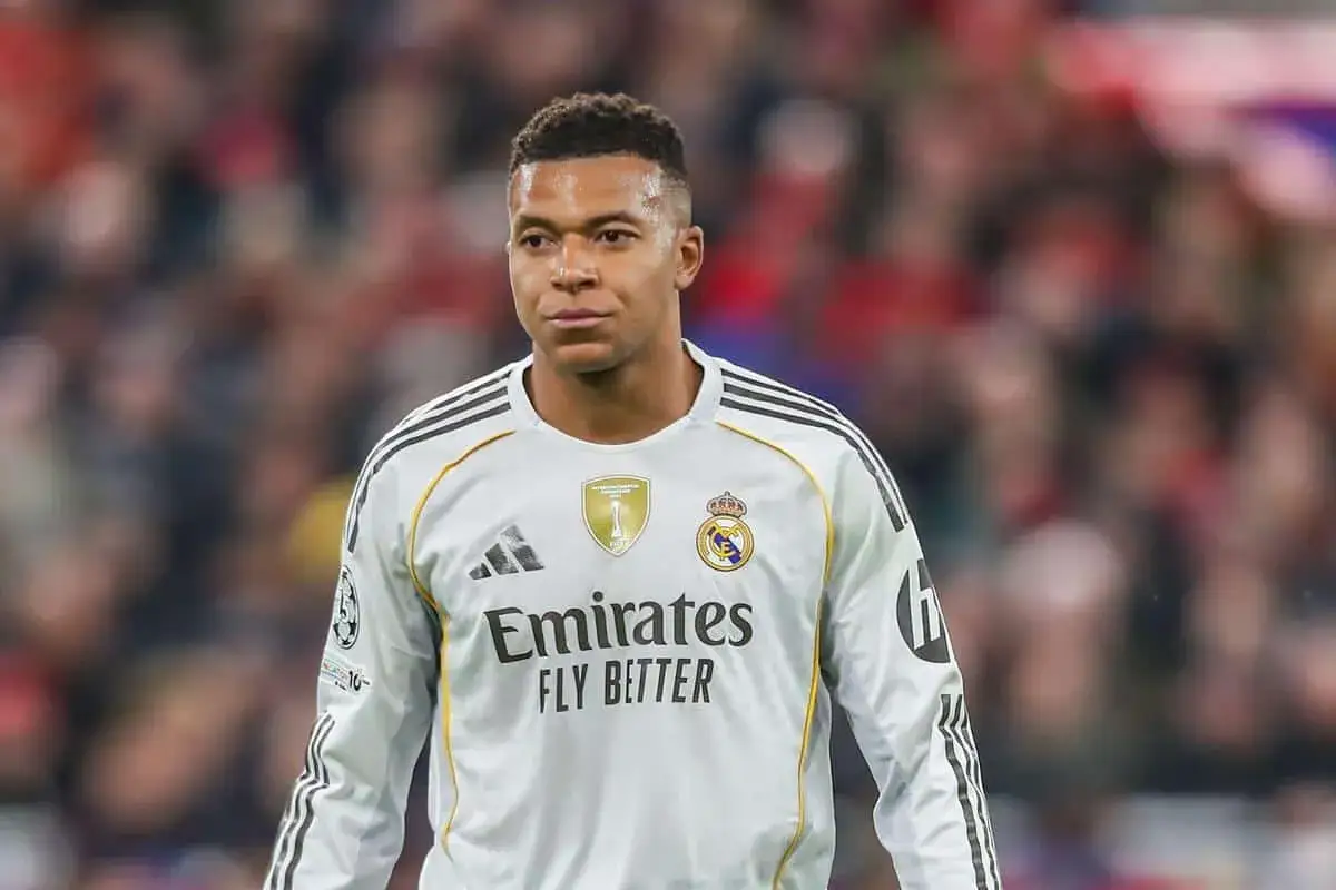 Kylian Mbappé w białej koszulce Realu Madryt. Zastanawiasz się, ile Mbappé zarabia na minutę?