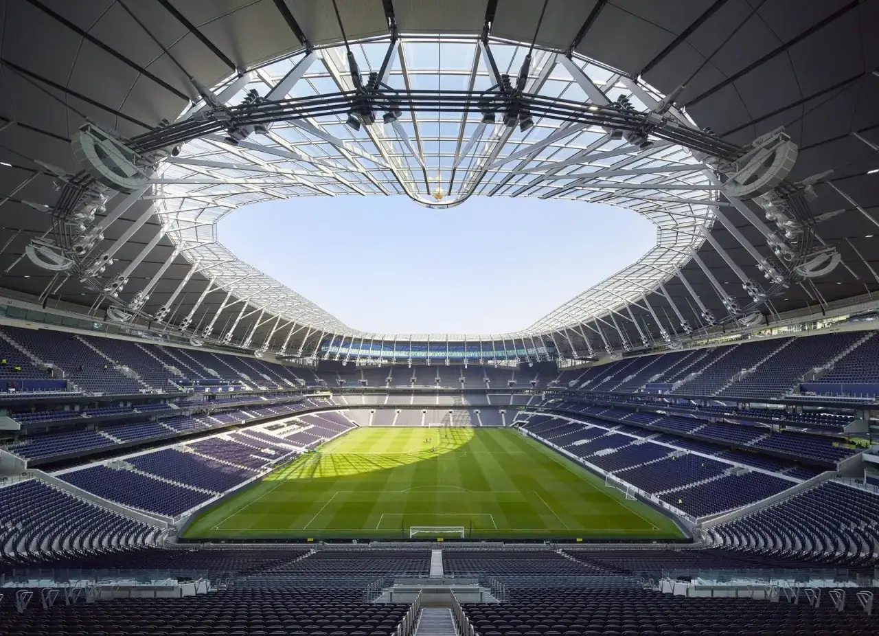 Nowoczesny stadion piłkarski z zieloną murawą i niebieskimi trybunami, gotowy na mecze, kiedy euro piłka nożna.
