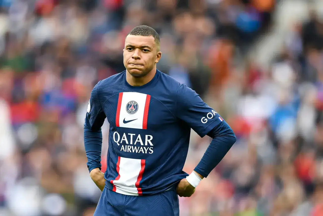 Kylian Mbappé w koszulce PSG, zastanawia się ile zarabia na minutę.