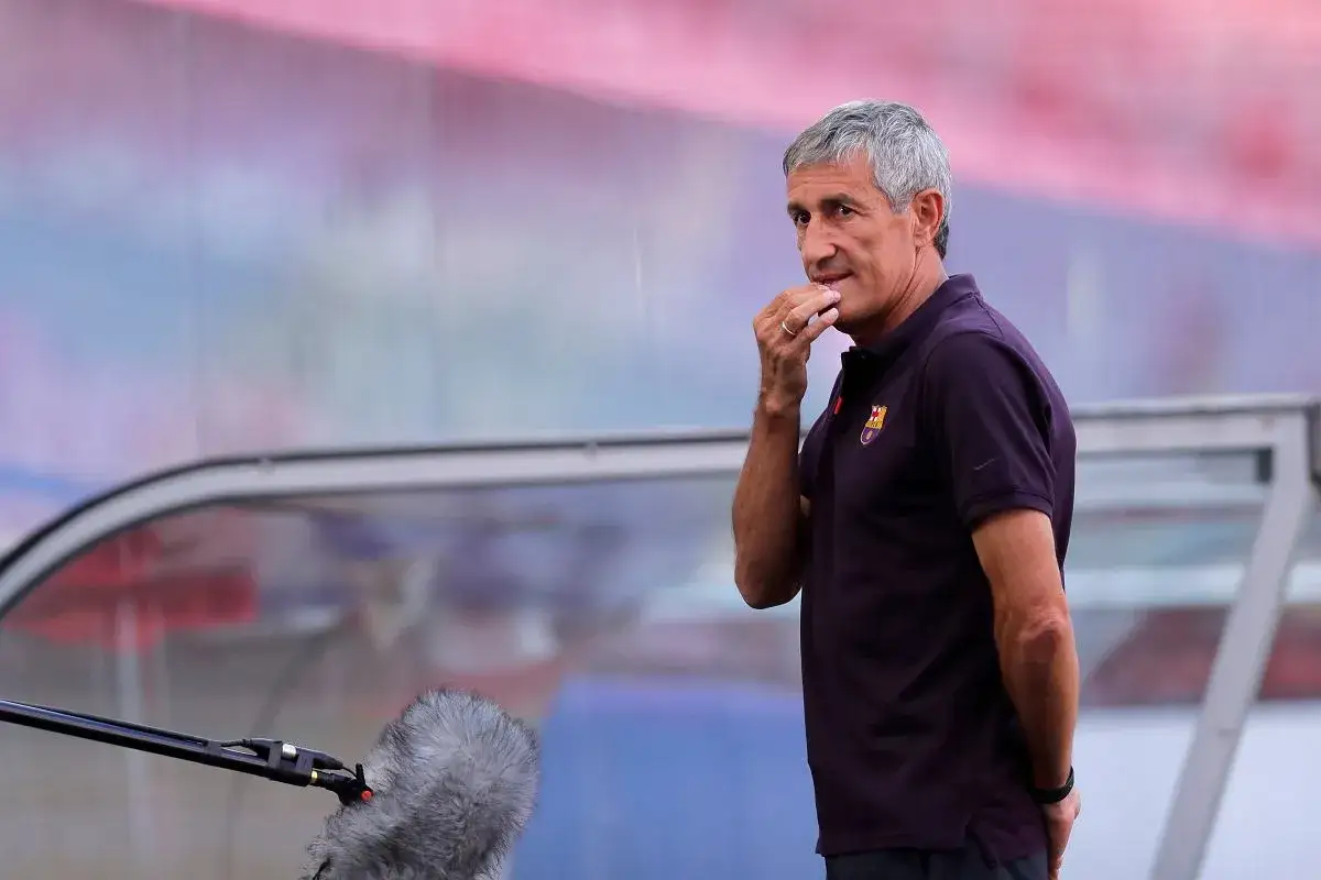 Quique Setién, jeden z trenerów Barcelony, zamyślony podczas meczu.