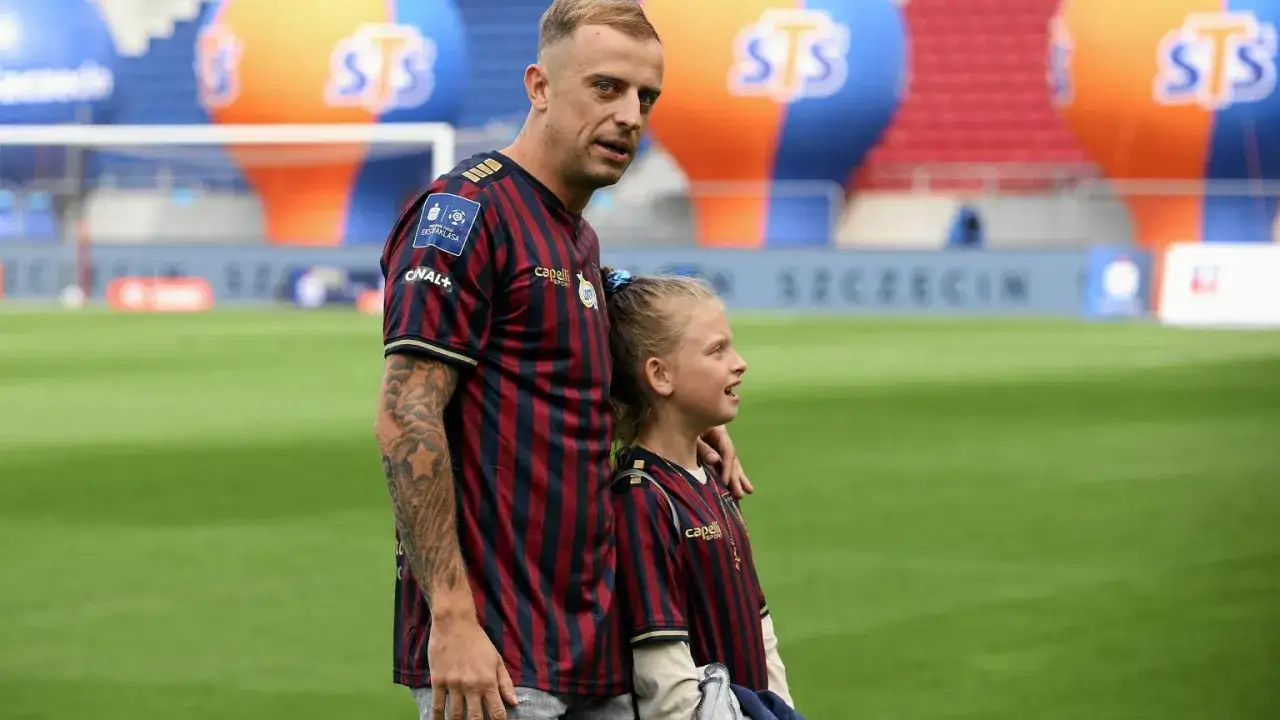 Piłkarz Grosicki i jego córka na boisku. Ciekawe, ile zarabia Grosicki w Pogoni, że stać go na takie chwile.