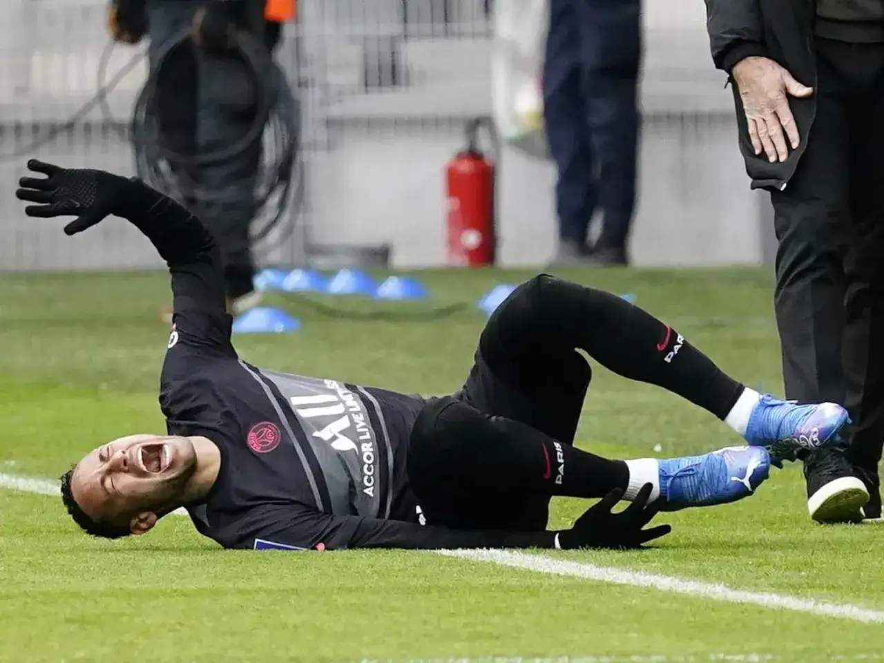 Neymar leży na boisku, krzycząc z bólu. Czy to oznacza, że nie ma szans na Złotą Piłkę?