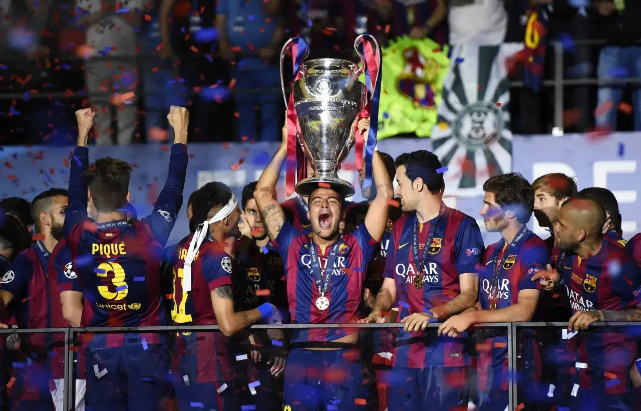 Piłkarze FC Barcelony świętują zdobycie Ligi Mistrz&oacute;w. Ile Barcelona ma Ligi Mistrz&oacute;w? Tego dnia zdobyli piąty puchar.