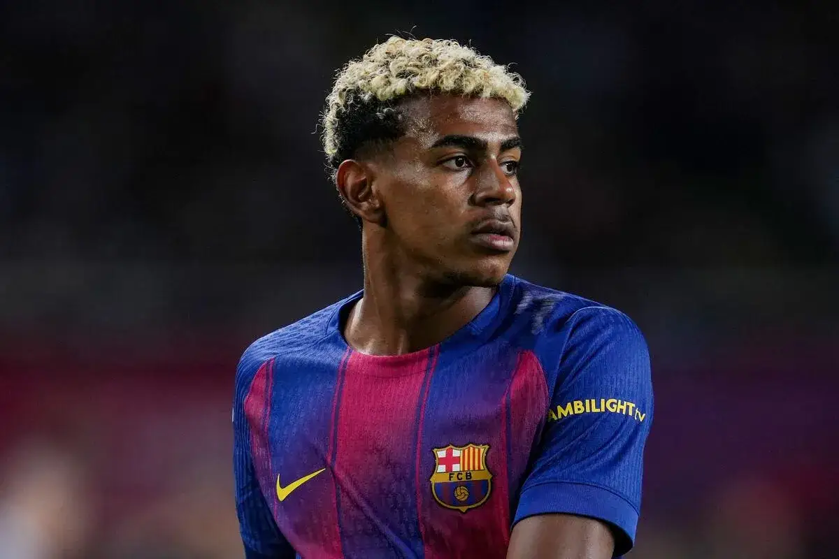Młody piłkarz FC Barcelona z blond pasemkami, Lamine Yamal, w swojej koszulce. Jego statystyki w tym sezonie są imponujące.