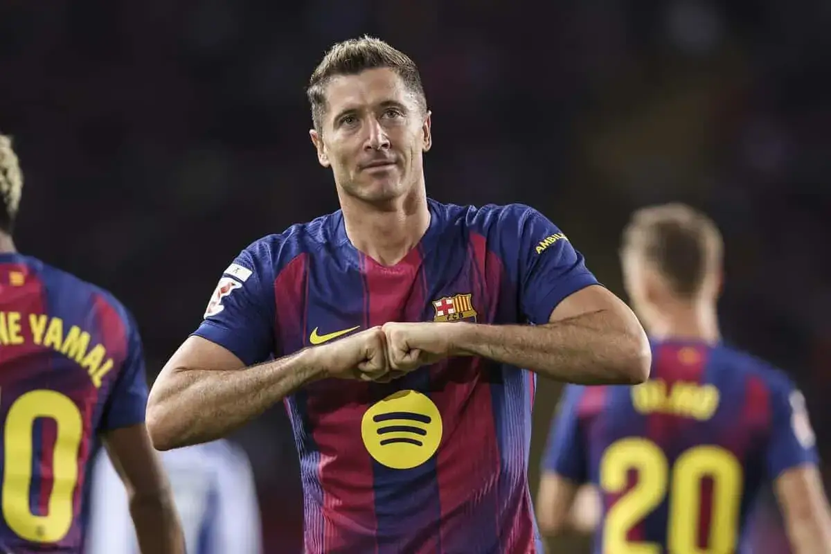 Robert Lewandowski w koszulce Barcelony, zaciśnięte pięści. Ciekawe, ile zarabia Lewandowski w Barcelonie, grając tak dobrze.