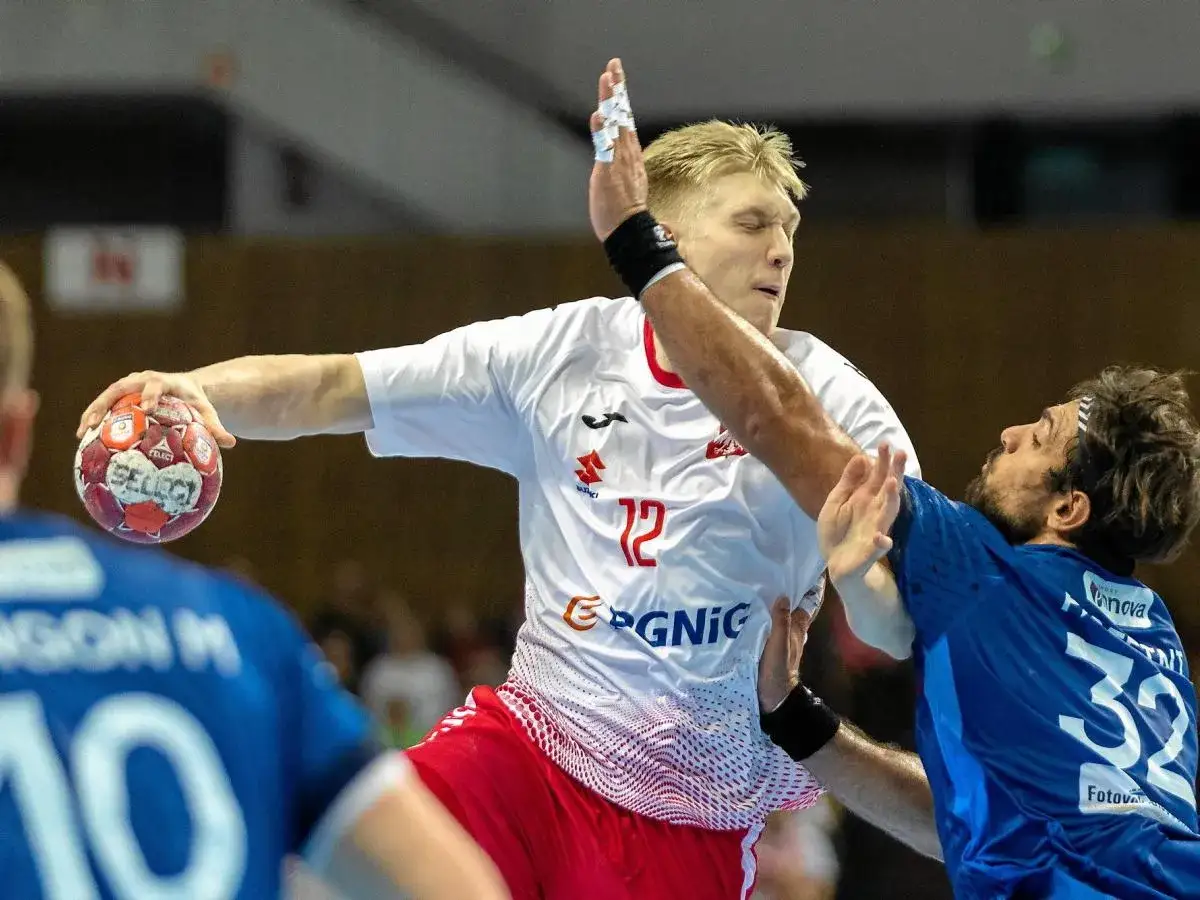 Piłkarz ręczny w białej koszulce z numerem 12 próbuje rzucić piłkę. Kiedy następny mecz polski w piłce ręcznej?