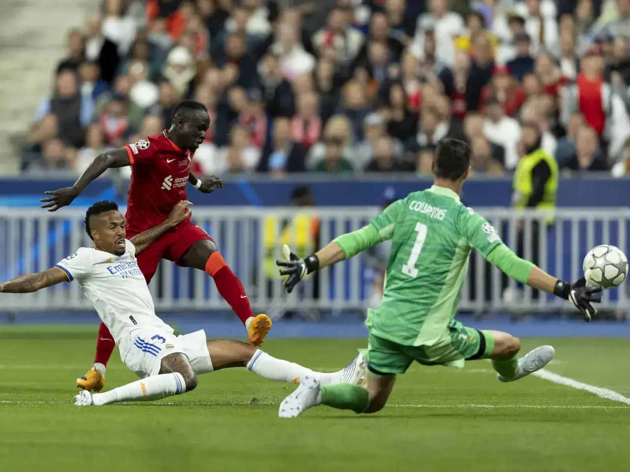 Mane próbuje strzelić gola, ale Courtois broni w finale Ligi Mistrzów 2022.