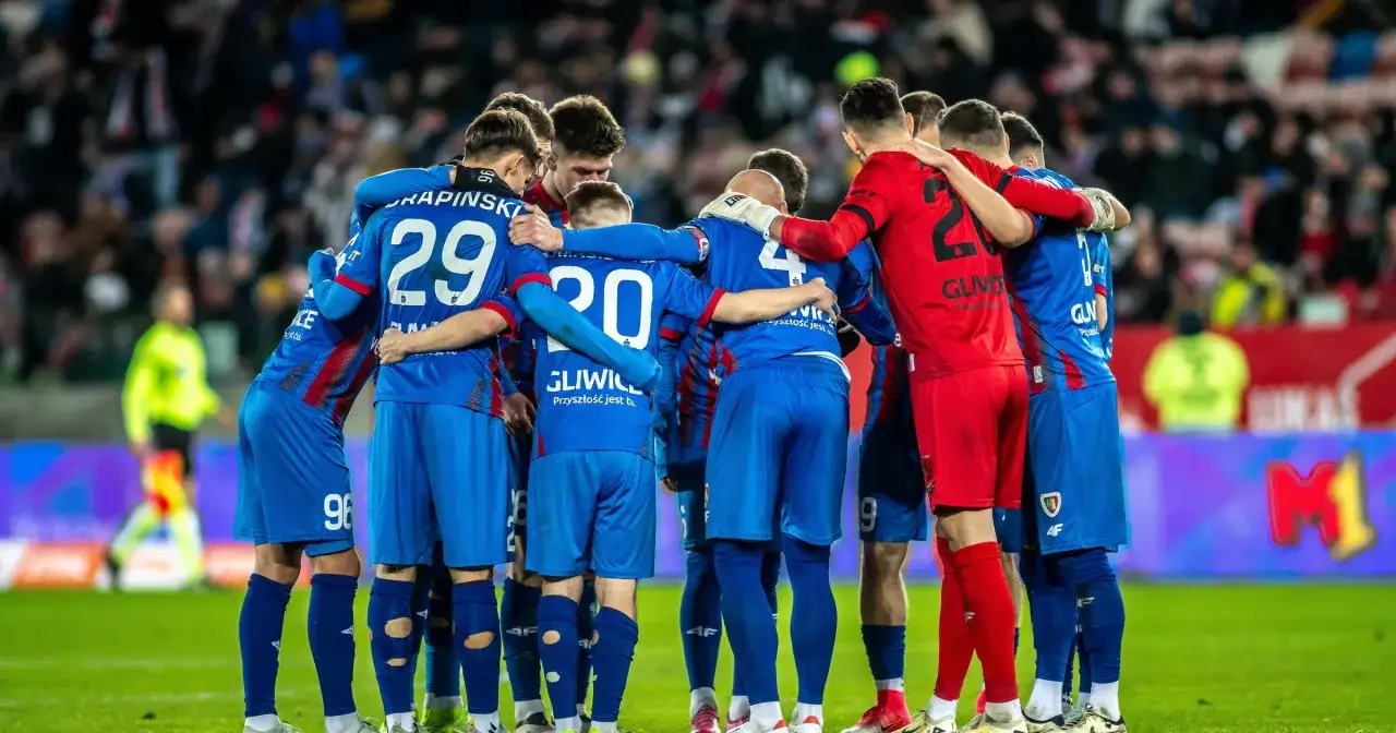 Piłkarze Piasta Gliwice w uścisku przed meczem. Kibice czekają na nowe piast gliwice transfery, które wzmocnią drużynę.
