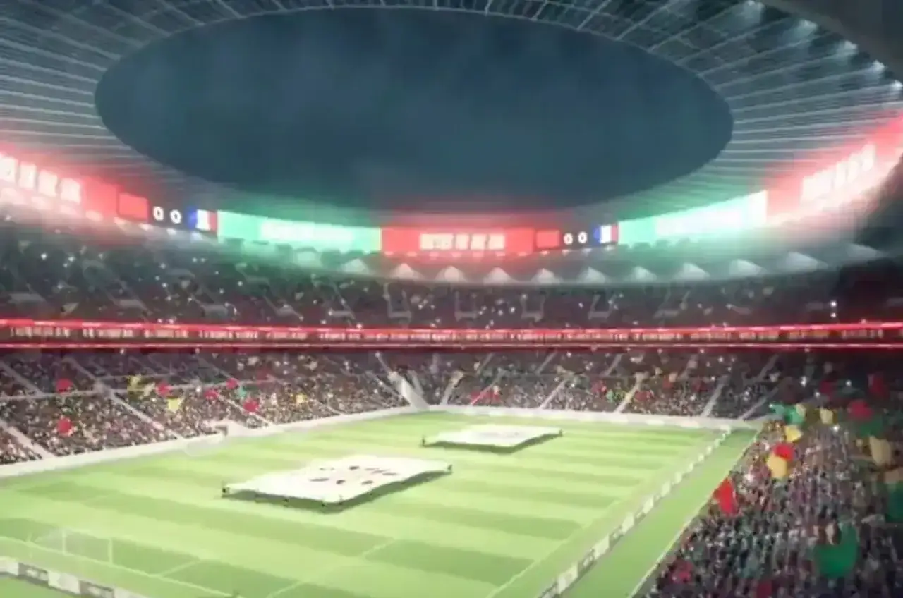Ogromny stadion, największy na świecie, wypełniony kibicami. Na murawie dwa wielkie transparenty.