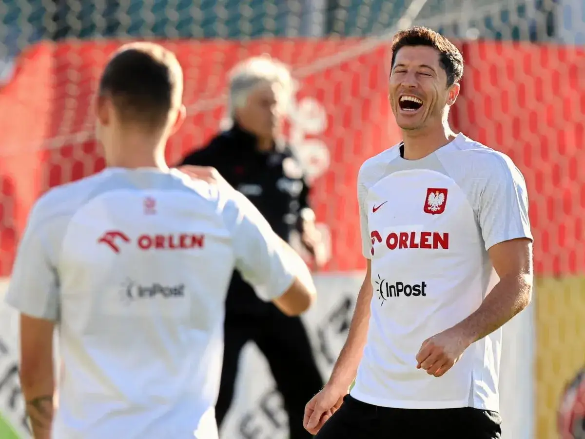 Robert Lewandowski śmieje się na treningu reprezentacji. Ciekawe, ile zarabia piłkarz w reprezentacji, gdy gra z takim uśmiechem!