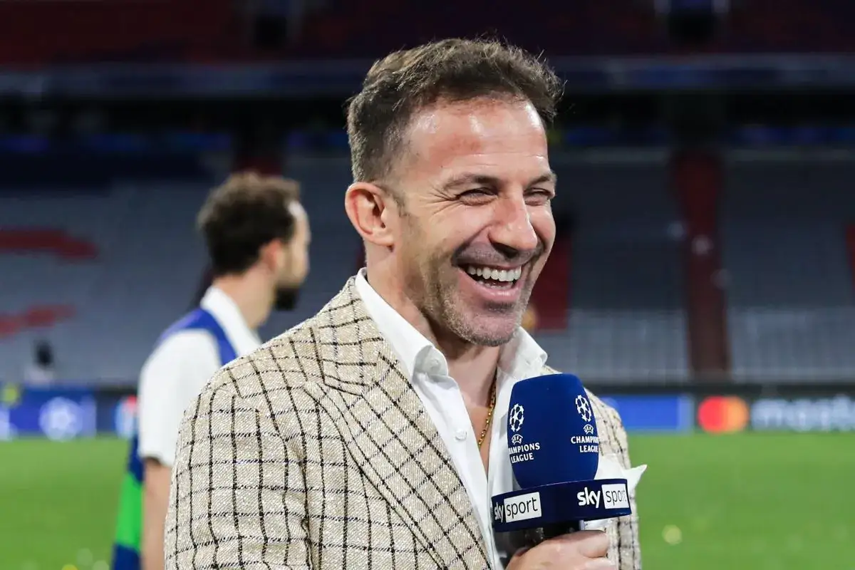 Uśmiechnięty Alessandro Del Piero, jedna z legend piłki nożnej, udziela wywiadu z mikrofonem Sky Sport.