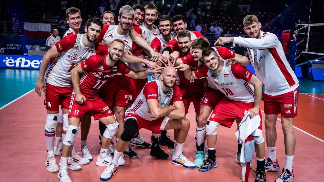 Wzrost siatkarzy reprezentacji Polski robi wrażenie! Drużyna w biało-czerwonych strojach świętuje zwycięstwo, tworząc imponującą grupę.