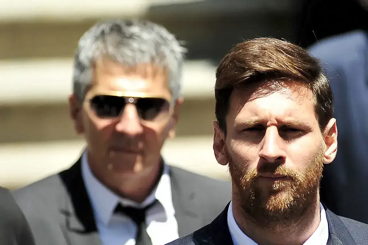 Jorge Messi, ojciec Lionela, w okularach przeciwsłonecznych, stoi obok swojego syna.