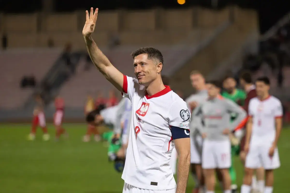 Robert Lewandowski, jeden z najlepszych napastników świata, pozdrawia kibiców.