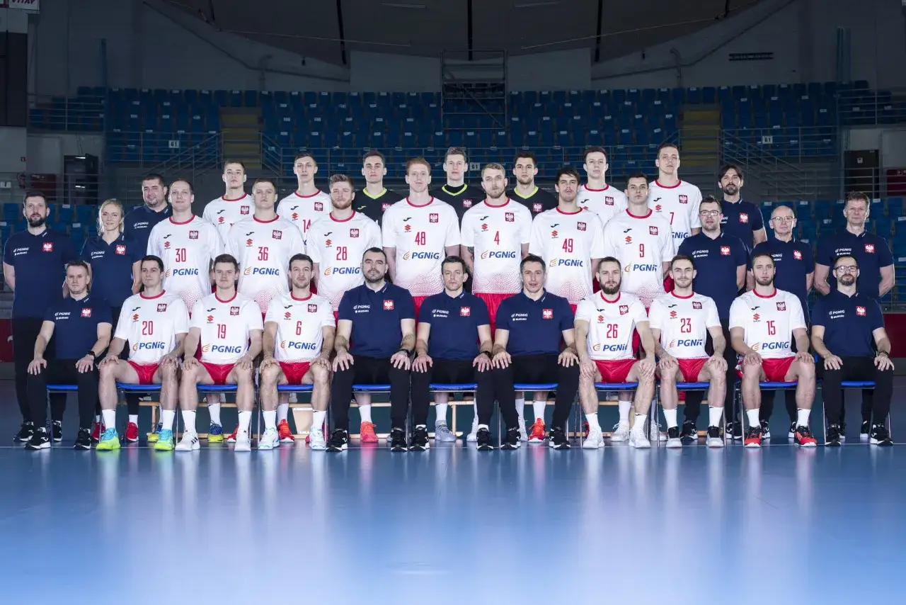 Drużyna piłkarzy ręcznych w strojach narodowych, gotowa do walki o zwycięstwo w finale.