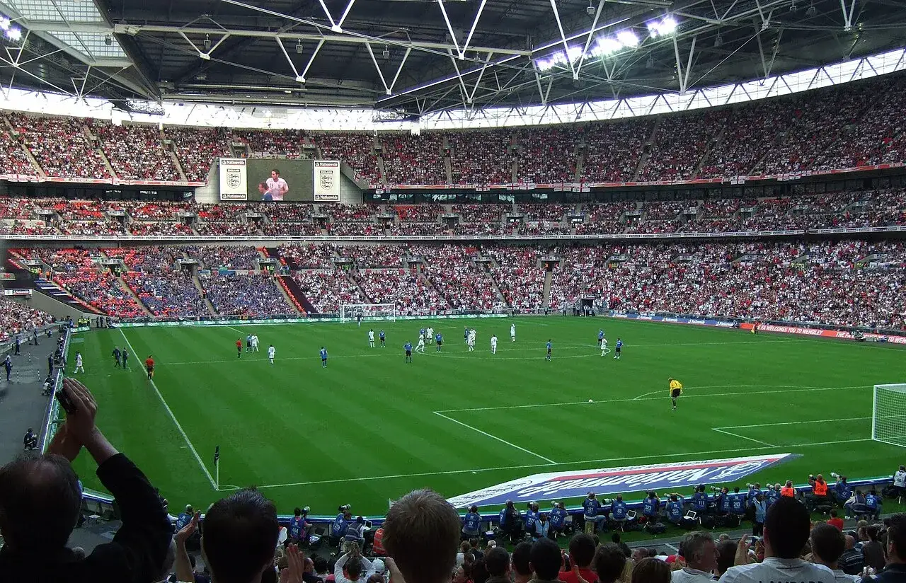 Mecz na Wembley, pełne trybuny kibiców w barwach narodowych, emocje jak podczas finału ligi angielskiej.
