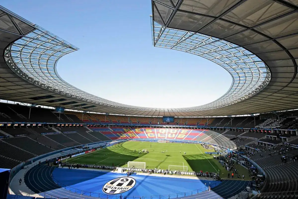 Stadion przed finałem Ligi Mistrzów. Piłkarze na murawie, a na niebieskim pasie logo Juventusu. Zastanawiasz się, ile za wygranie Ligi Mistrzów?