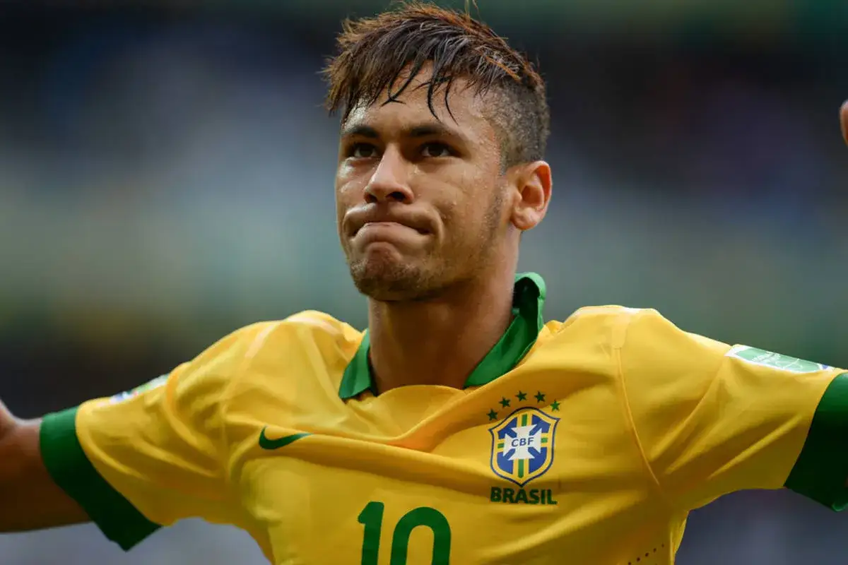 Neymar w żółtej koszulce Brazylii, z numerem 10. Czy ma już swoją złotą piłkę?