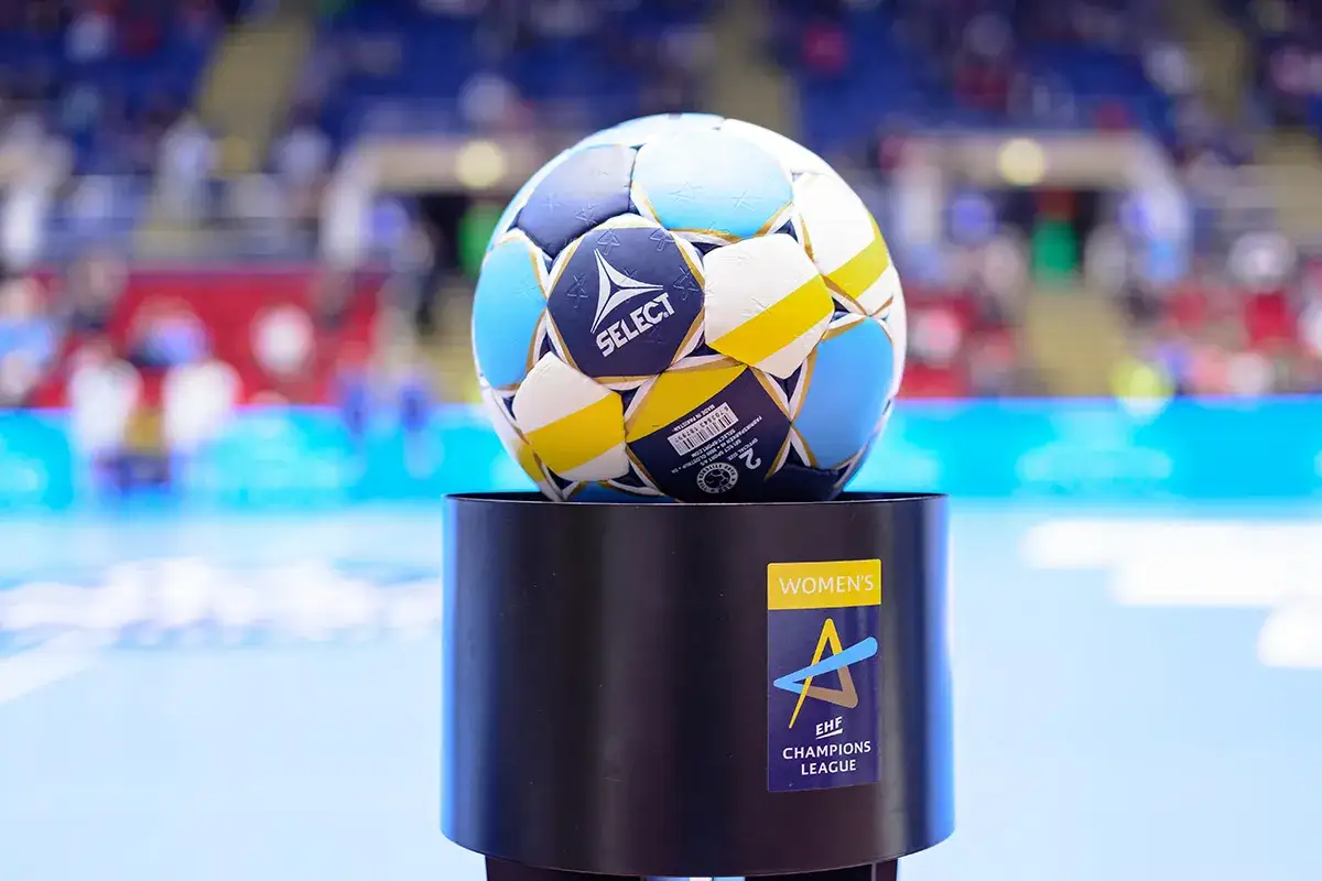 Piłka do piłki ręcznej na podium z logo EHF Champions League. Gdzie oglądać emocjonujące mecze?