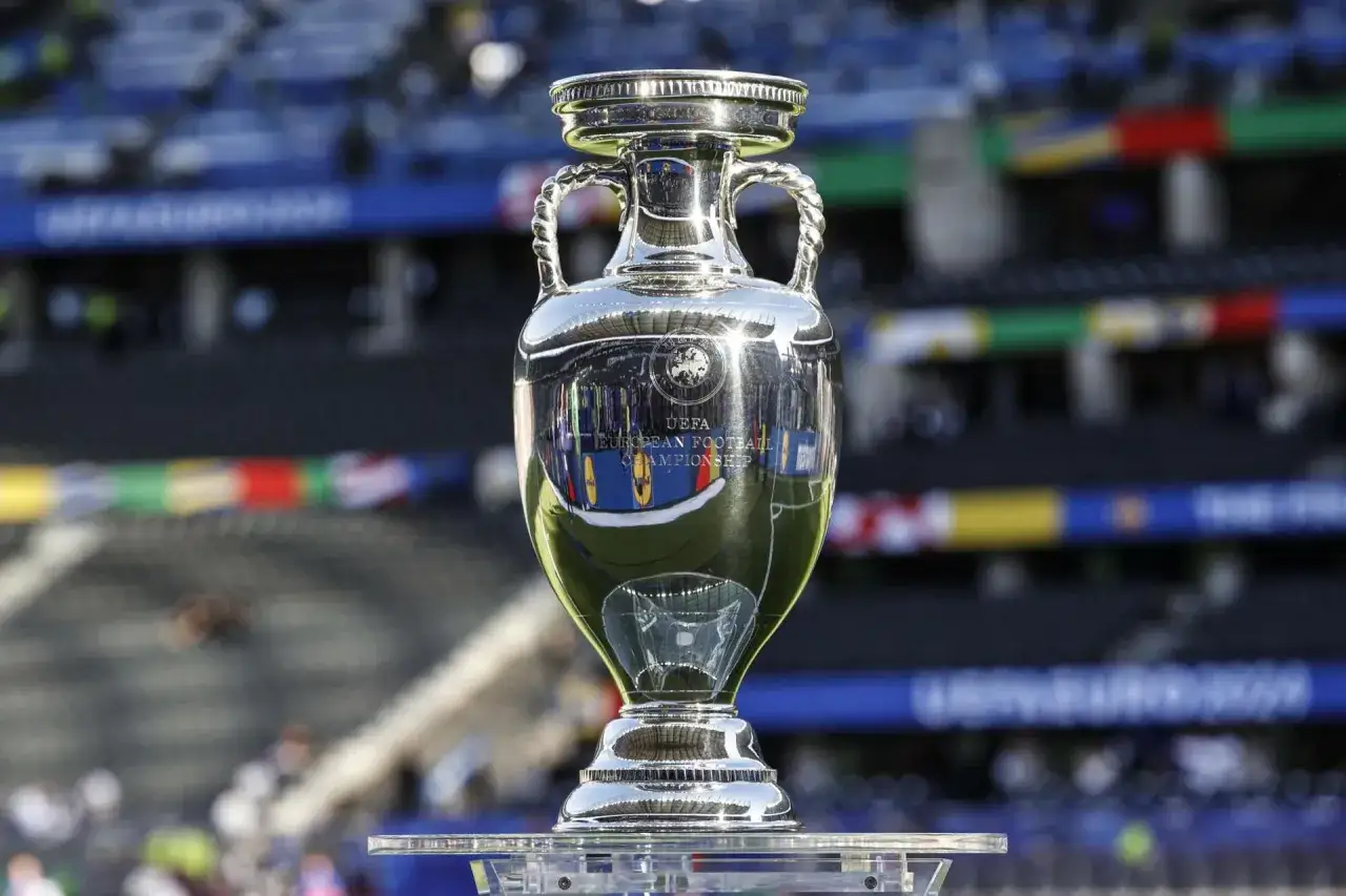 Trofeum Mistrzostw Europy w Piłce Nożnej. Zwycięzca tego pucharu wie, kto zdobył mistrzostwo europy w piłce nożnej.