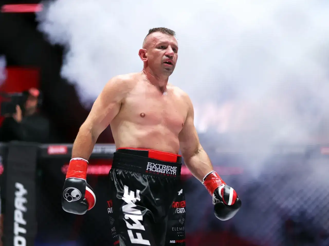 Adamek w dymie, gotowy do walki w Fame MMA. Jego chwila sławy w klatce.