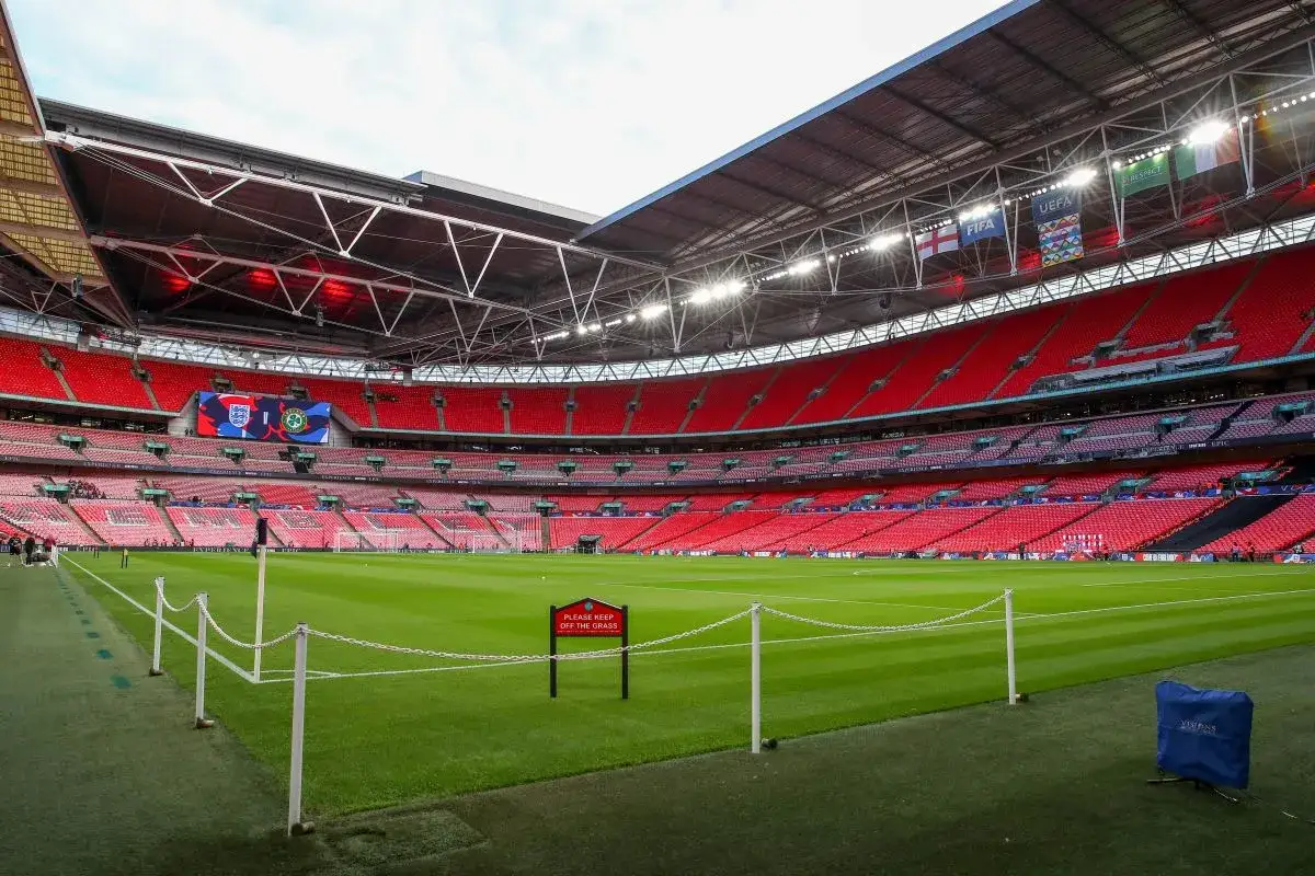 Puste trybuny stadionu Wembley, największego stadionu w Europie, czekają na kibiców.